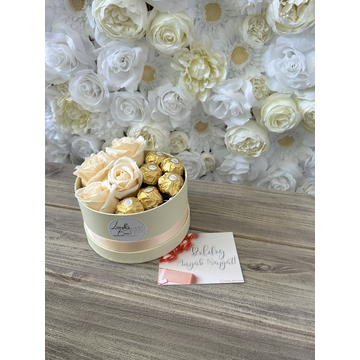 Örökrózsa + Ferrero doboz Anyák napi ajándék 15x8 cm krém