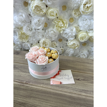 Örökrózsa + Ferrero doboz Anyák napi ajándék 15x8 cm rózsaszín