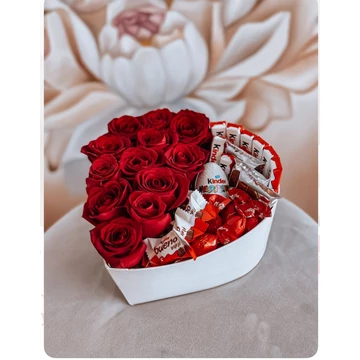 Szív Alakú Rózsa és Kinder Csoki Box – Prémium Ajándékdoboz