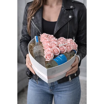 Nagy szív boxban Belvedere vodka és kézműves üveges tonic rózsákkal