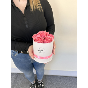 Valentin napi box Örökrózsa Box 12 cm Ø - választható színű virággal