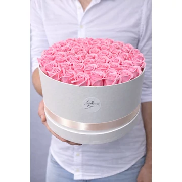 Fehér rózsa box rózsaszín szappanrózsával 30+ cm