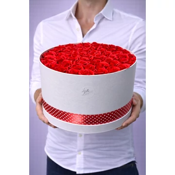 Fehér rózsa box piros szappanrózsával 30+ cm