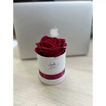Rózsa Box 10x10 cm méretben 1 szálas vörös selyem rózsával Rózsa Box 10x10 cm méretben 1 szálas vörös selyem rózsával
