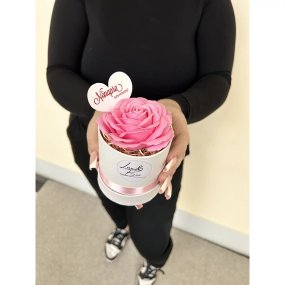 Rózsa Box 10x10 cm méretben 1 szálas rózsaszín nagyfejű szappanrózsával