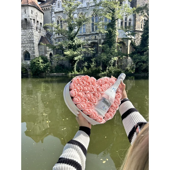 Szív alakú doboz rózsával és választható üveg itallal (Törley pezsgő kérhető)