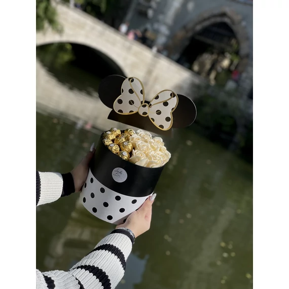 Minnie pöttyös örökrózsa Box + Ferrero L méret 20x20 cm