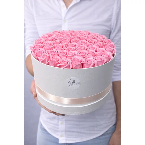 Fehér rózsa box rózsaszín szappanrózsával 30 cm