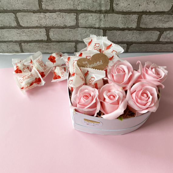 Szív alakú mini Box: Rózsaszín örökrózsa + Raffaello