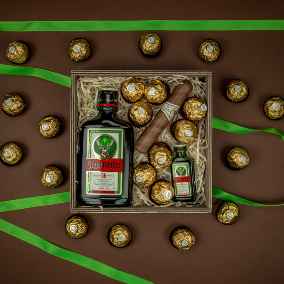 Wood Box: Jägermeister ital + Ferrero Rocher + csoki Szívar
